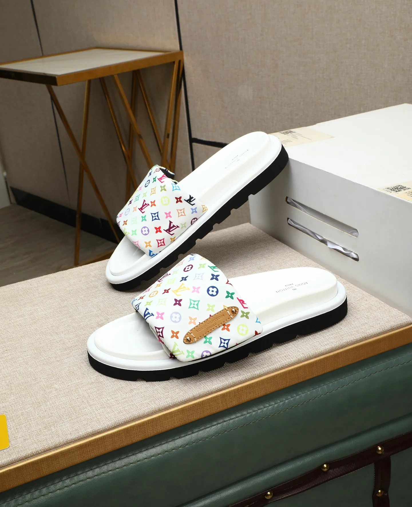 Factory price 360 ​​🐢🐢Men's shoes for couples, with drawer box [LOUIS VUITTON] Louis Vuitton, the latest LV official website printed wallet and men's and women's slippers 🔥🔥🔥 are now on the market. The drawer box is packaged with cloth bags and cards. The upper pattern looks very soft and waxy, and is a super versatile leg slimming tool. Fabric: Imported denim/down silk cotton embossed, LV hardware LOGO, official website pattern printing, lining: water-dyed sheepskin down filling, comfortable to wear, feet: high-elastic PU water platform. Sole: foam sole, heel height: about 5cm. Code number 36-44, (35 45 customized)